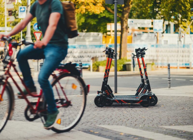 Vélo et trottinettes