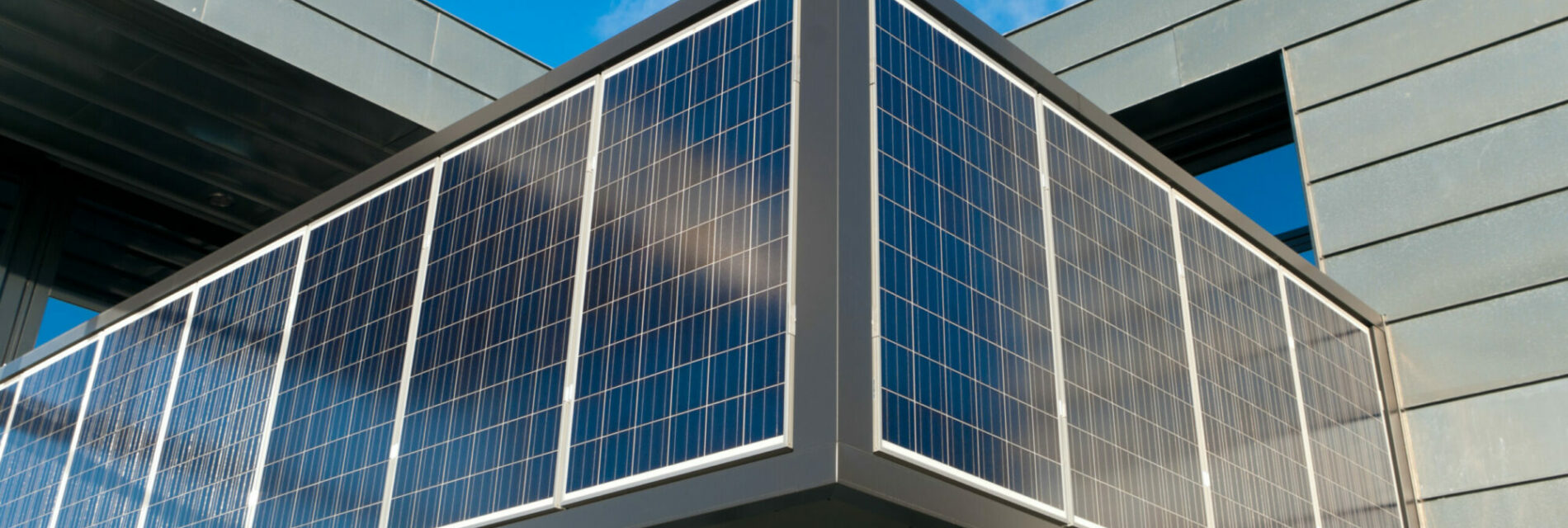 Panneaux solaires sur la façade d'un bâtiment de bureaux