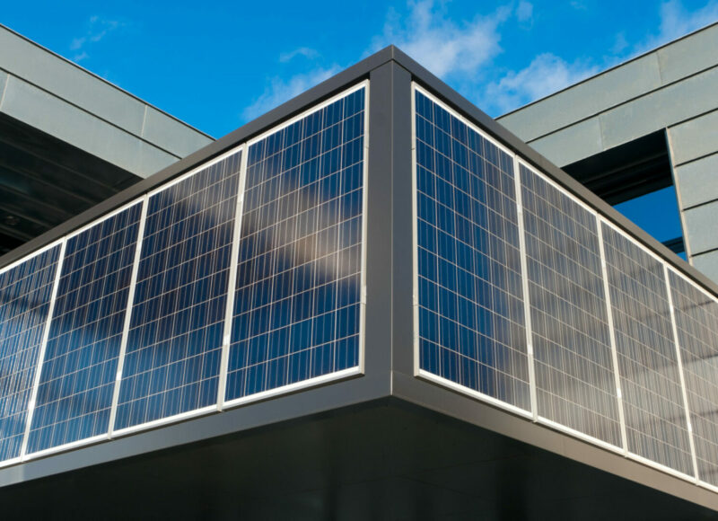 Panneaux solaires sur la façade d'un bâtiment de bureaux