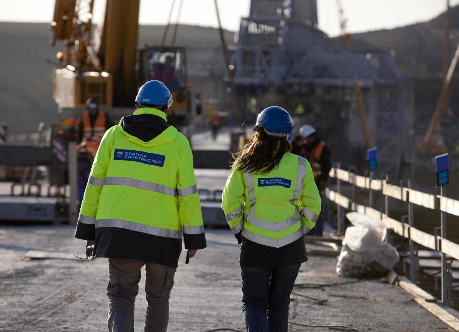 Collaborateurs Vinci sur le chantier de l'autoroute R1