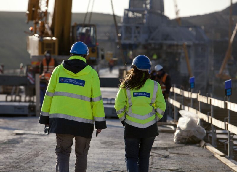 Collaborateurs Vinci sur le chantier de l'autoroute R1