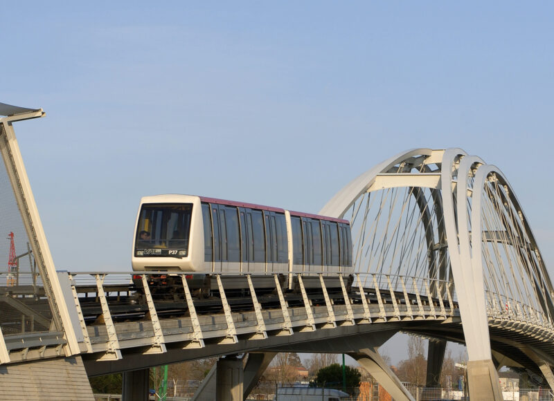 Métro de Toulouse passant sur un pont
